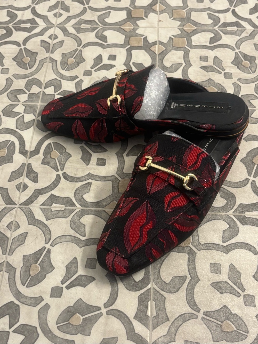 Steven by Steve Madden | RILEE-E 7M Black Mules with Red Lip Embroidery | Size 7